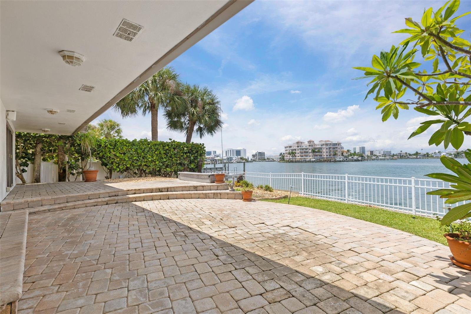 290 BAYSIDE DRIVE