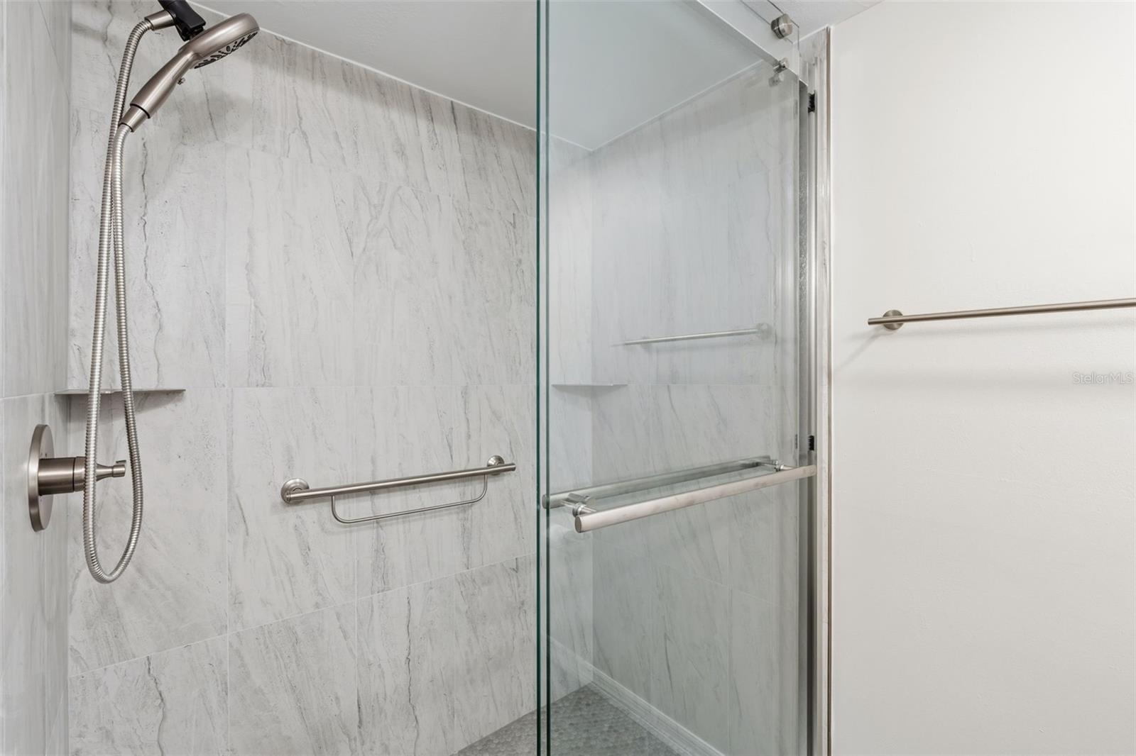 LAKES EDGE PH 05 - Residential