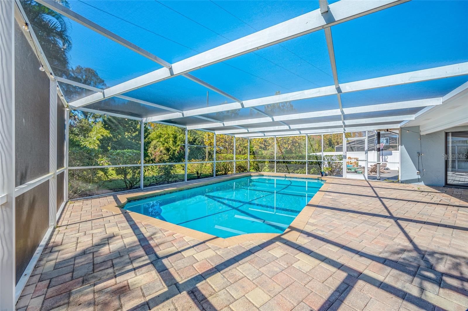 DEL ROBLES - Residential