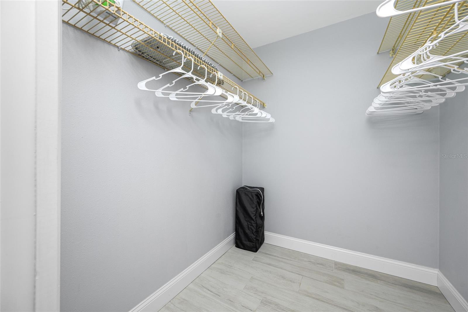 DEL ROBLES - Residential