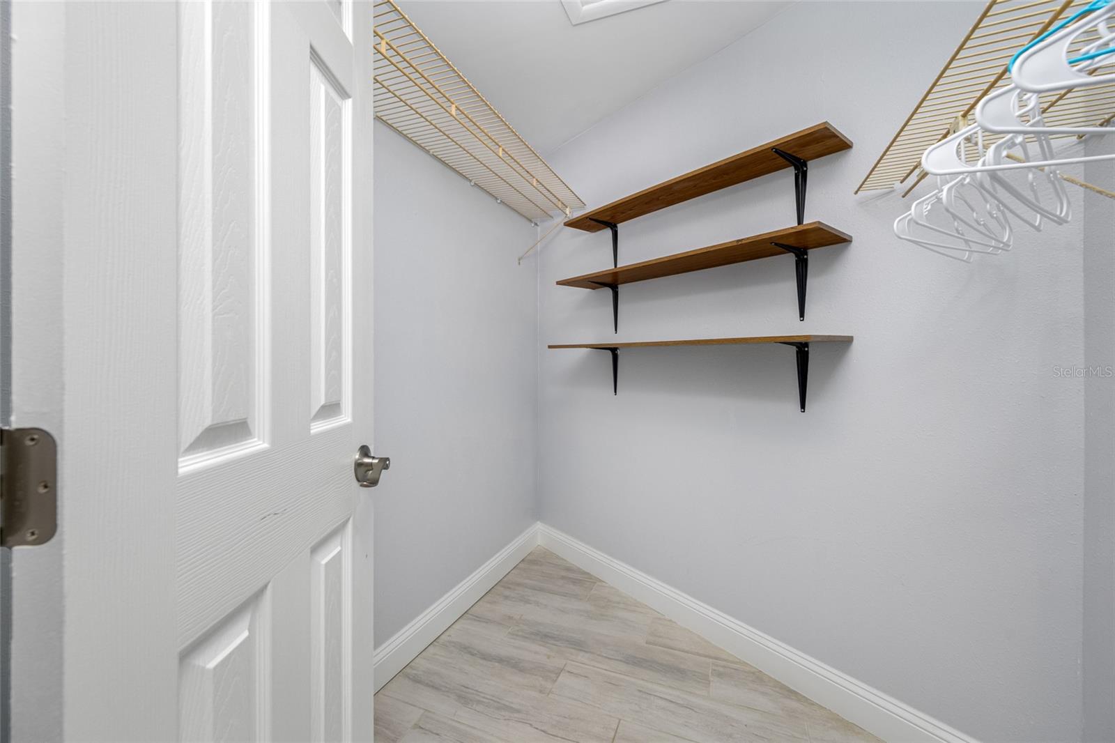 DEL ROBLES - Residential