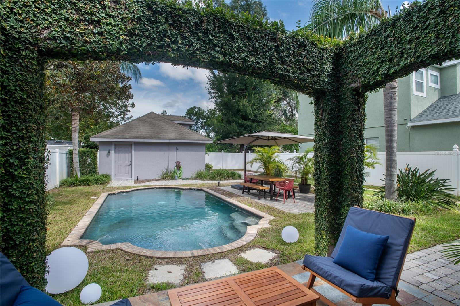 ALTALOMA HEIGHTS - Residential Lease