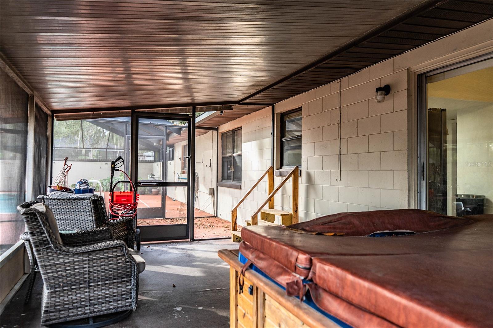 WEST OF LAKE HOWARD - Residential