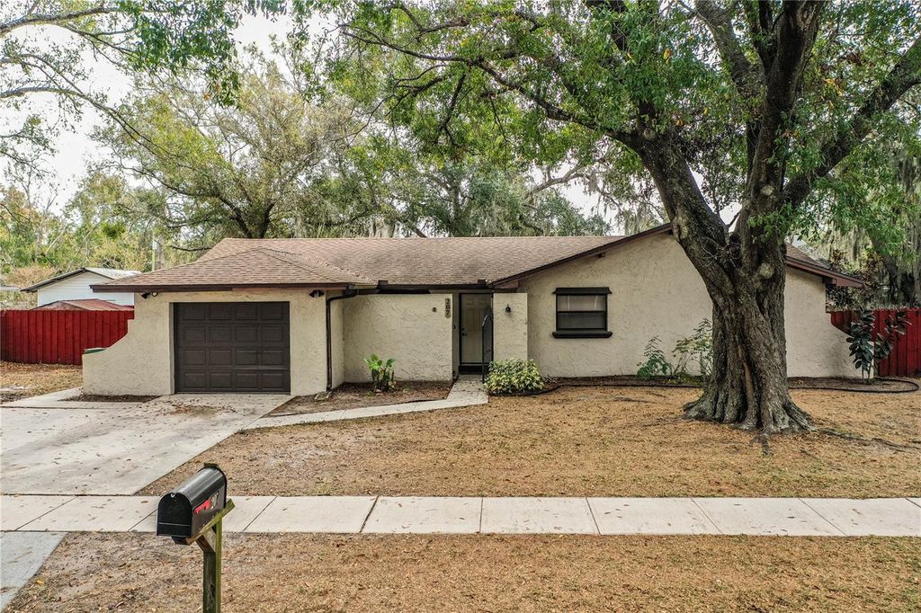 Photo of 207 24th Court SW, Winter Haven, FL 33880 (MLS # L4958315)