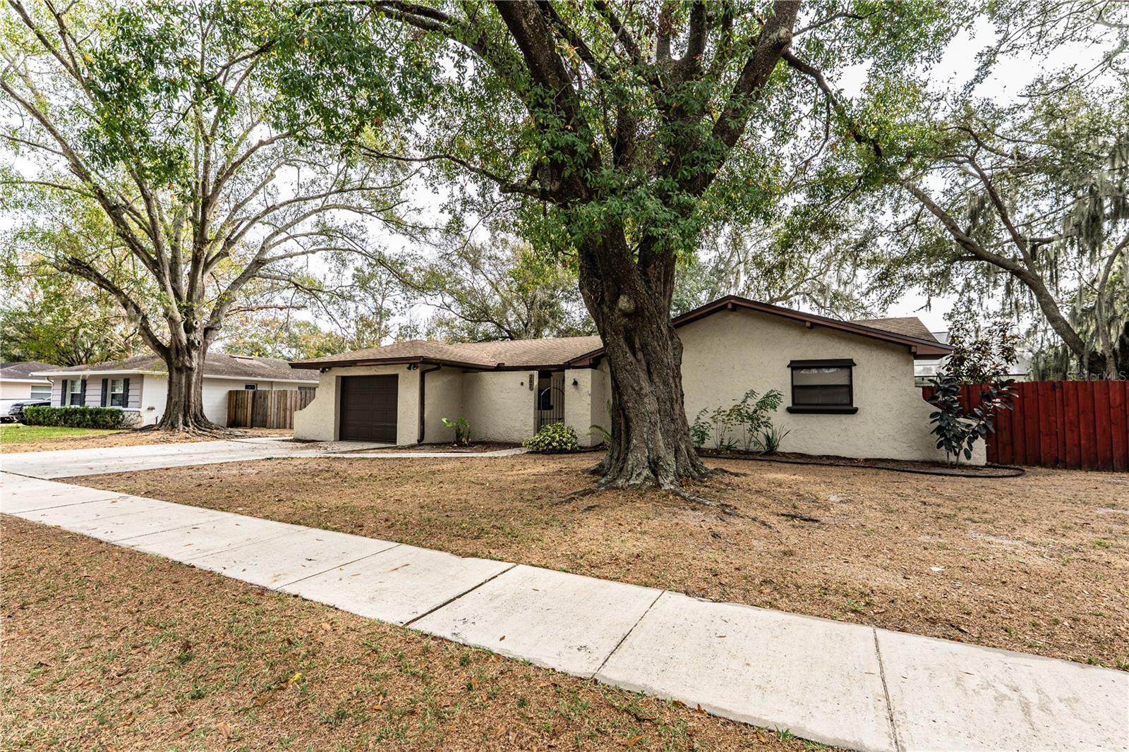 WEST OF LAKE HOWARD - Residential