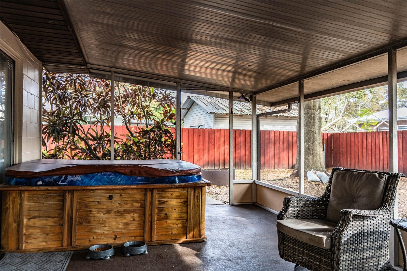 WEST OF LAKE HOWARD - Residential