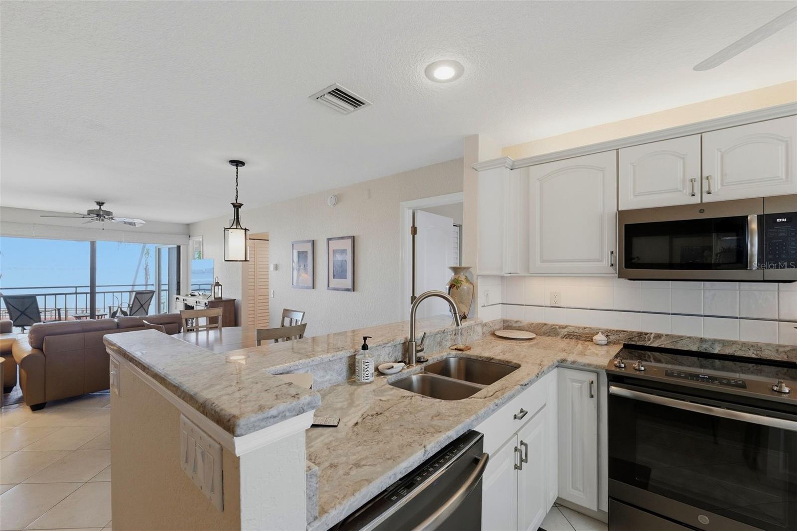 6211 SUN BOULEVARD 212