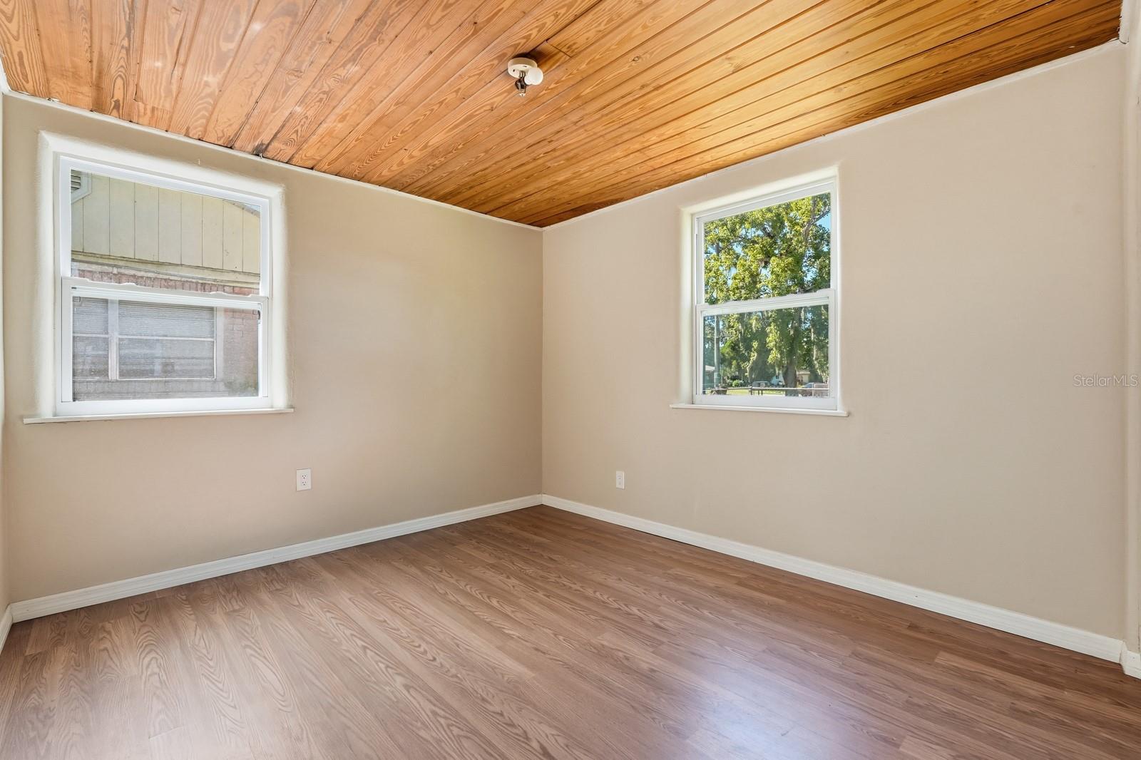 HIBISCUS PARK IN BLK 32 DAYTONA - Residential