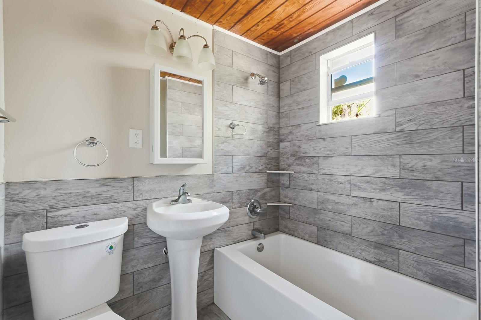 HIBISCUS PARK IN BLK 32 DAYTONA - Residential