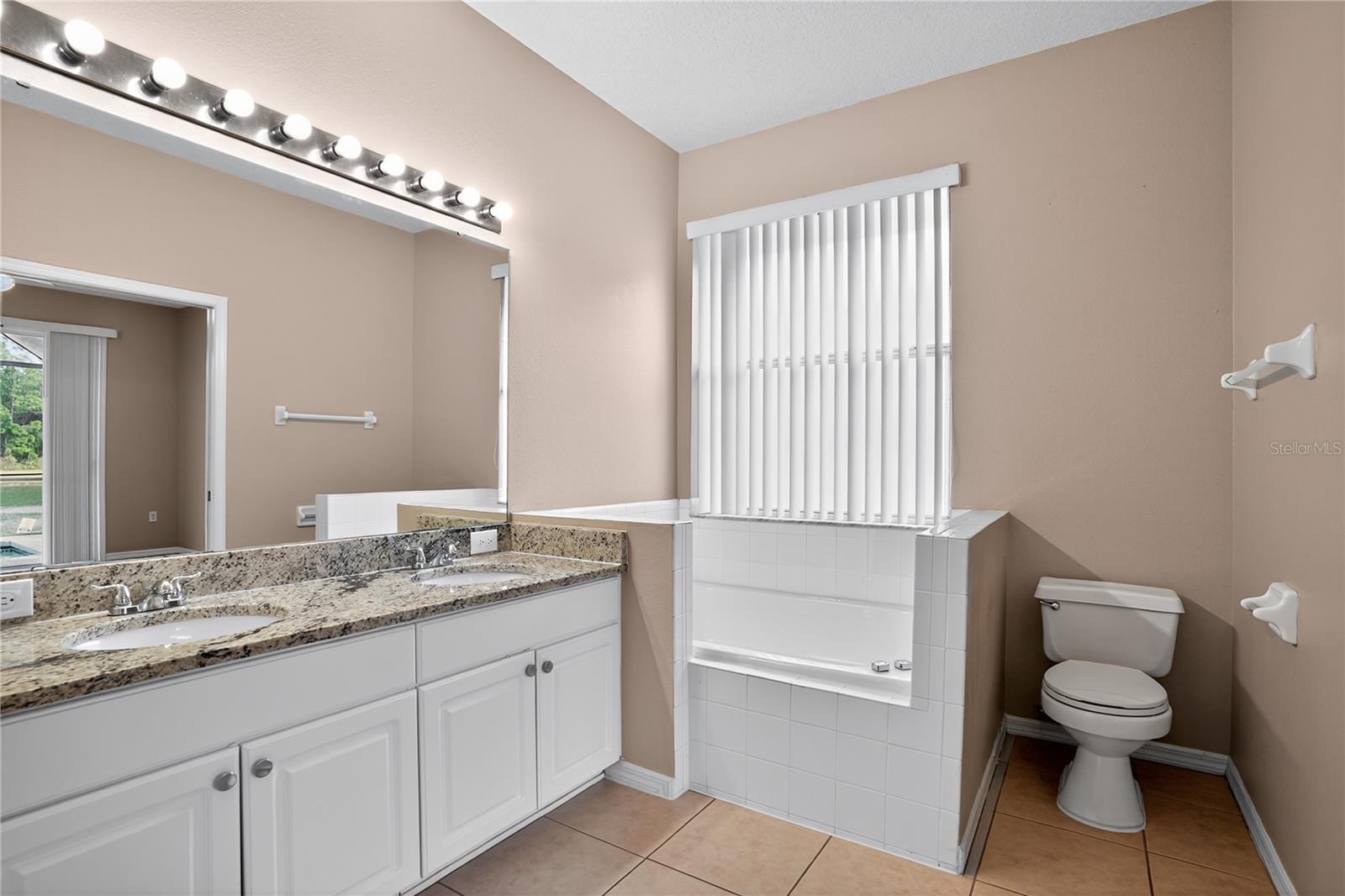 SUNSET LAKES PH 1 - Residential