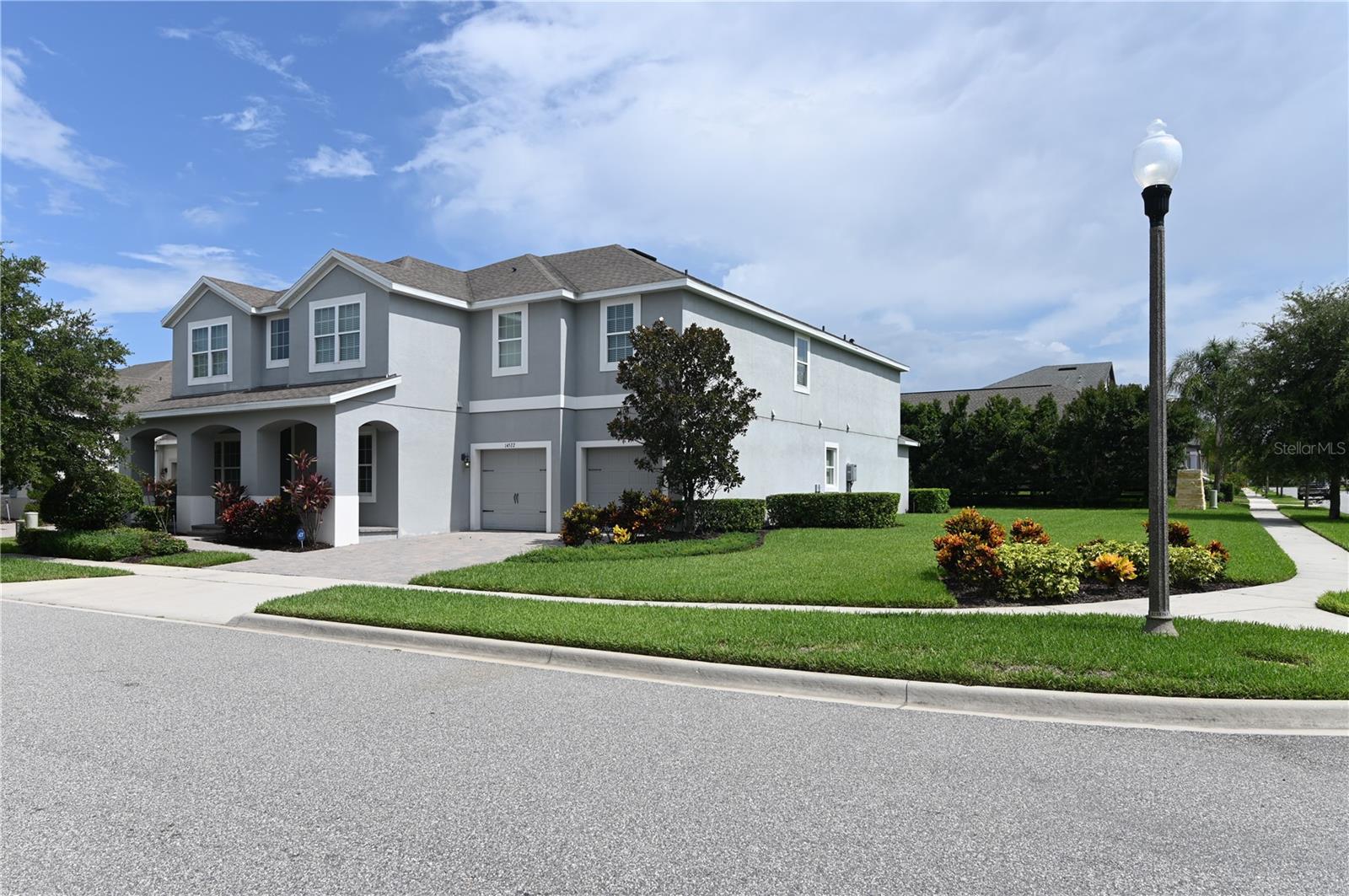 Prime Location in Horizon West – A rare opportunity to own a stunning property in one of the most sought-after communities in Central Florida. Situated within walking distance to the vibrant Hamlin area, this home is ideally located near a wide array of amenities including upscale restaurants, luxury cinemas, top-rated schools, and major banking institutions.
This meticulously maintained, corner-lot home boasts 5 spacious bedrooms and 3.5 bathrooms, offering ample room for families of all sizes. The property has been lightly used, presenting an almost new home feel, with modern finishes throughout.
Conveniently close to shopping, dining, and essential services, this is the perfect place to live, work, and play. Don’t miss out on this exceptional opportunity to make your dream home a reality.