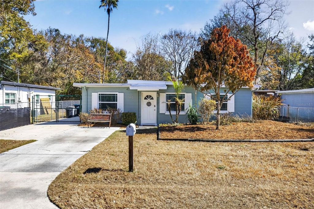 Photo of 1943 Cloverlawn Avenue, Orlando, FL 32806 (MLS # O6381533)