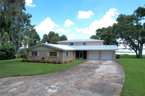 A home in LAKE WALES