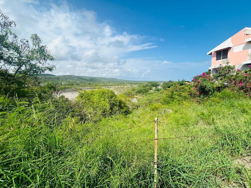 Land plot located in the exclusive San Jacinto Sector, Guánica.

 Build the house of your dreams near the sea!
Located in one of the safest and most exclusive areas of Guánica, this lot is perfect for creating the ideal home. Enjoy a quiet, peaceful community with close access to the sea, as well as a strategic location close to essential services.

 Don't miss this excellent opportunity.