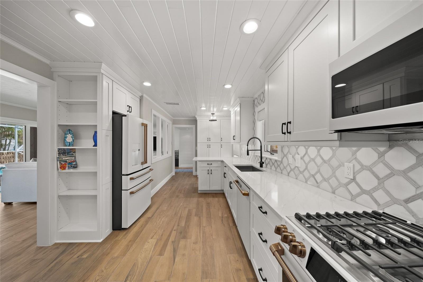549 Halyard Ln, Longboat Key, FL, 34228, USA, 3 Bedrooms Bedrooms, ,2 BathroomsBathrooms,Residential,Active,549 Halyard Ln,A4696535
