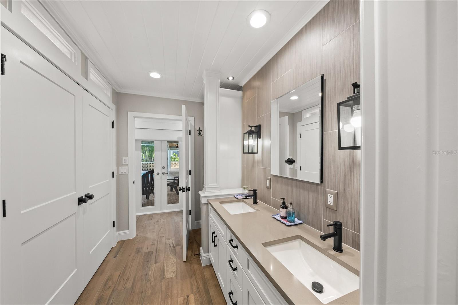 549 Halyard Ln, Longboat Key, FL, 34228, USA, 3 Bedrooms Bedrooms, ,2 BathroomsBathrooms,Residential,Active,549 Halyard Ln,A4696535