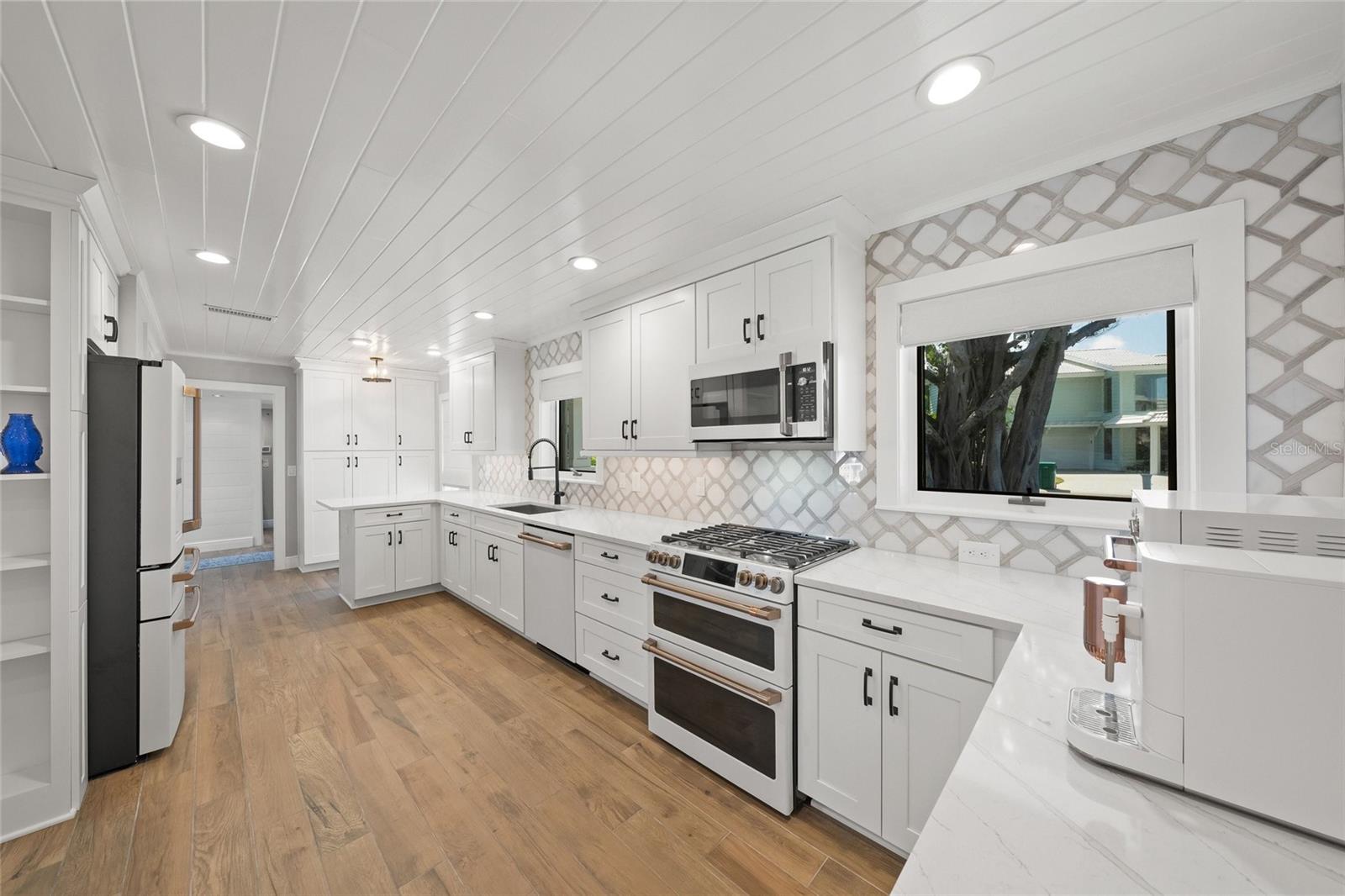 549 Halyard Ln, Longboat Key, FL, 34228, USA, 3 Bedrooms Bedrooms, ,2 BathroomsBathrooms,Residential,Active,549 Halyard Ln,A4696535
