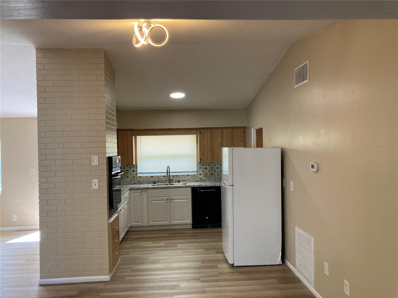 SUBURBAN ESTATES - Residential Lease