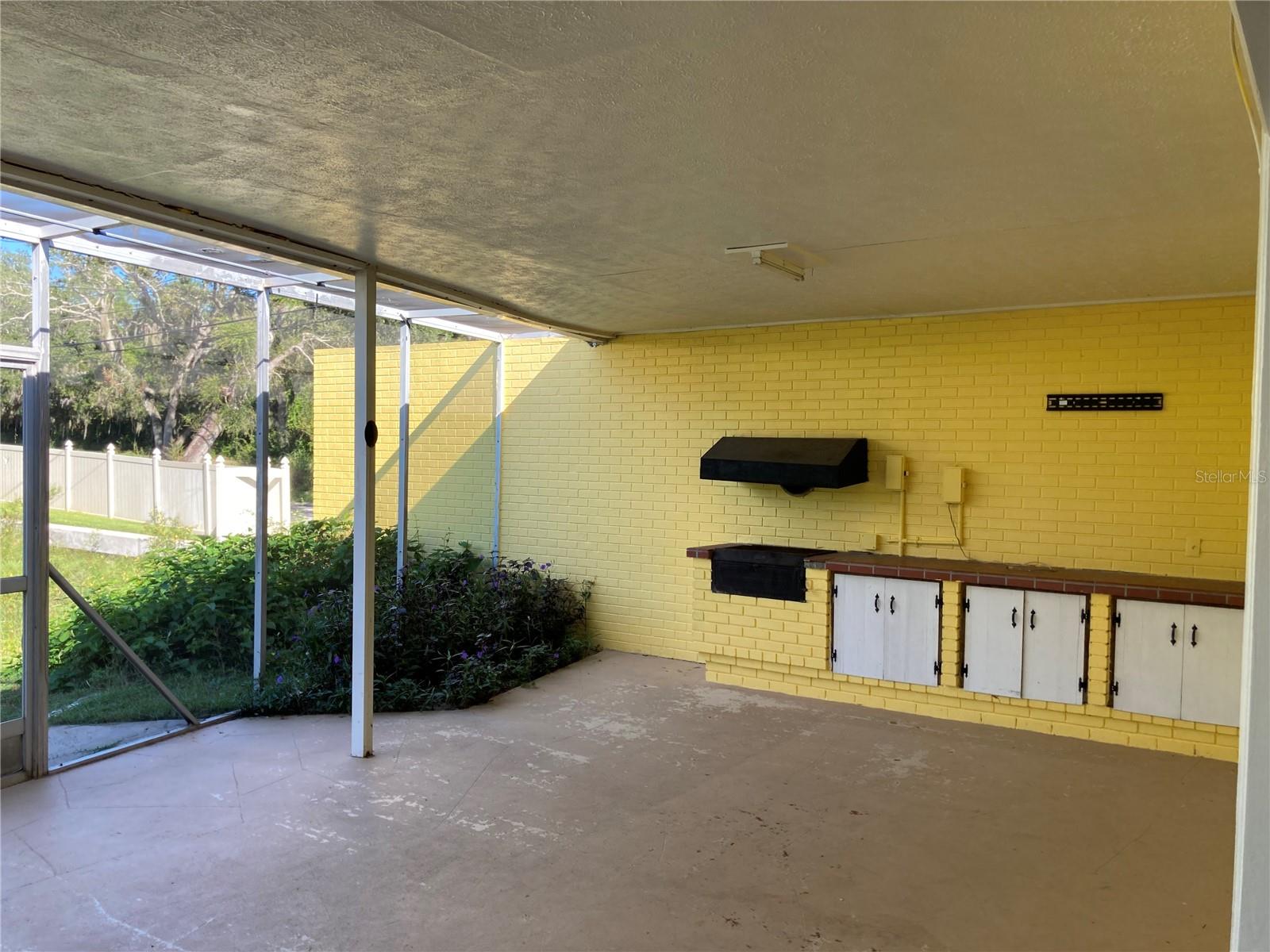SUBURBAN ESTATES - Residential Lease