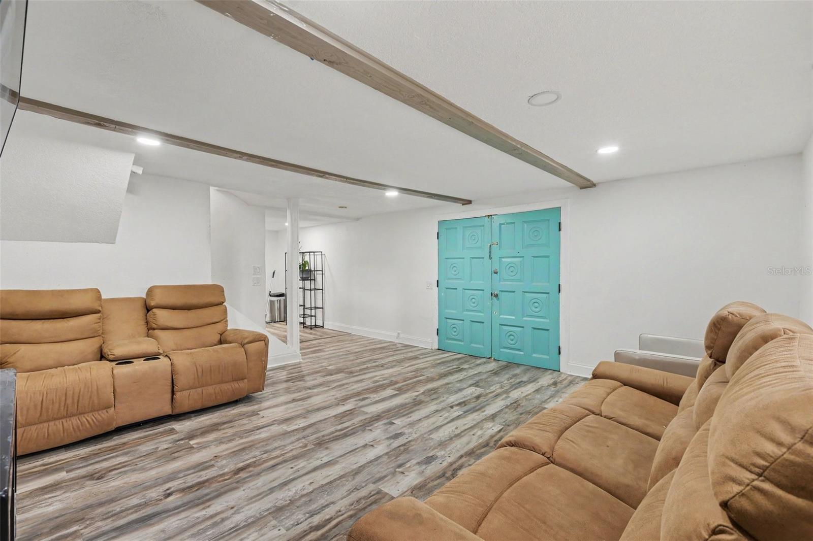 301 W CHELSEA STREET