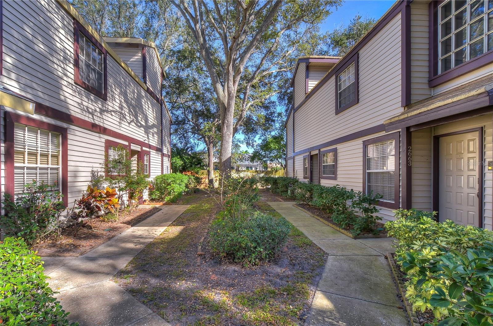LAUREL OAKS AT COUNTRY WOODS CONDO - Residential