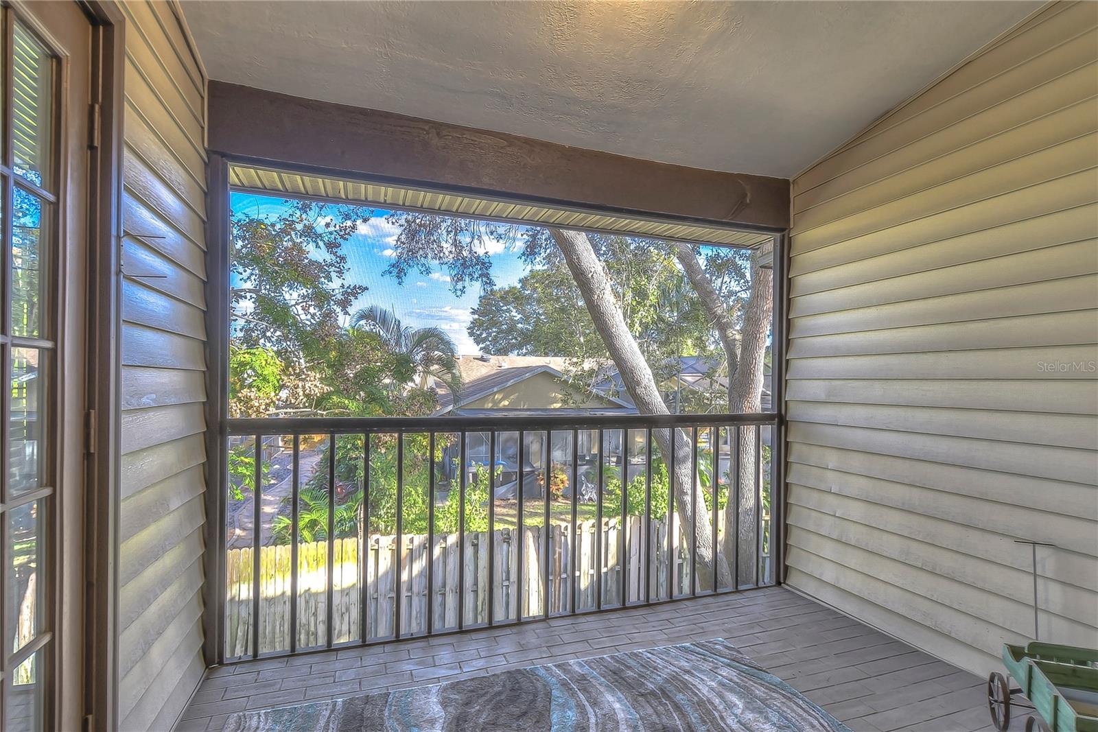 LAUREL OAKS AT COUNTRY WOODS CONDO - Residential
