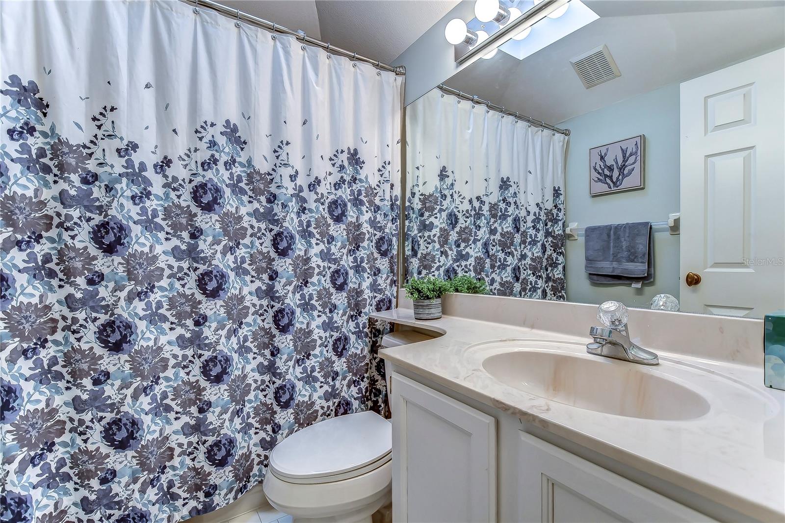 LAUREL OAKS AT COUNTRY WOODS CONDO - Residential