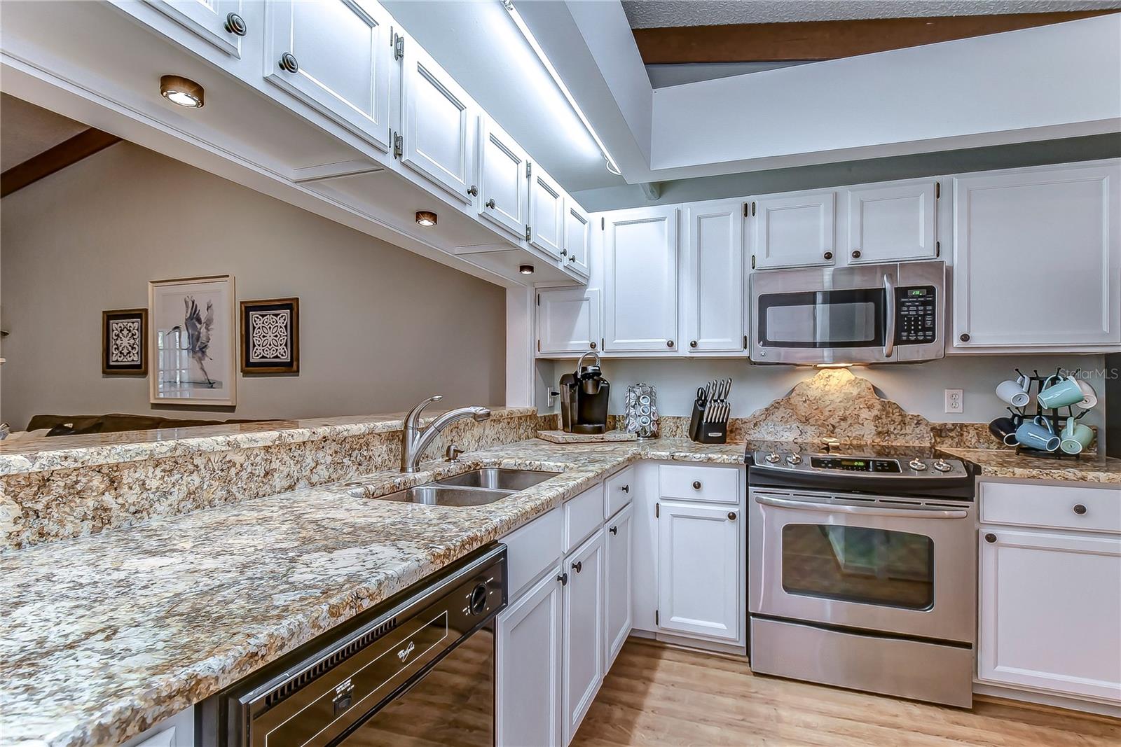 LAUREL OAKS AT COUNTRY WOODS CONDO - Residential