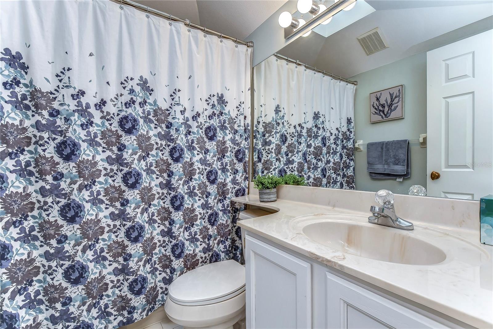 LAUREL OAKS AT COUNTRY WOODS CONDO - Residential