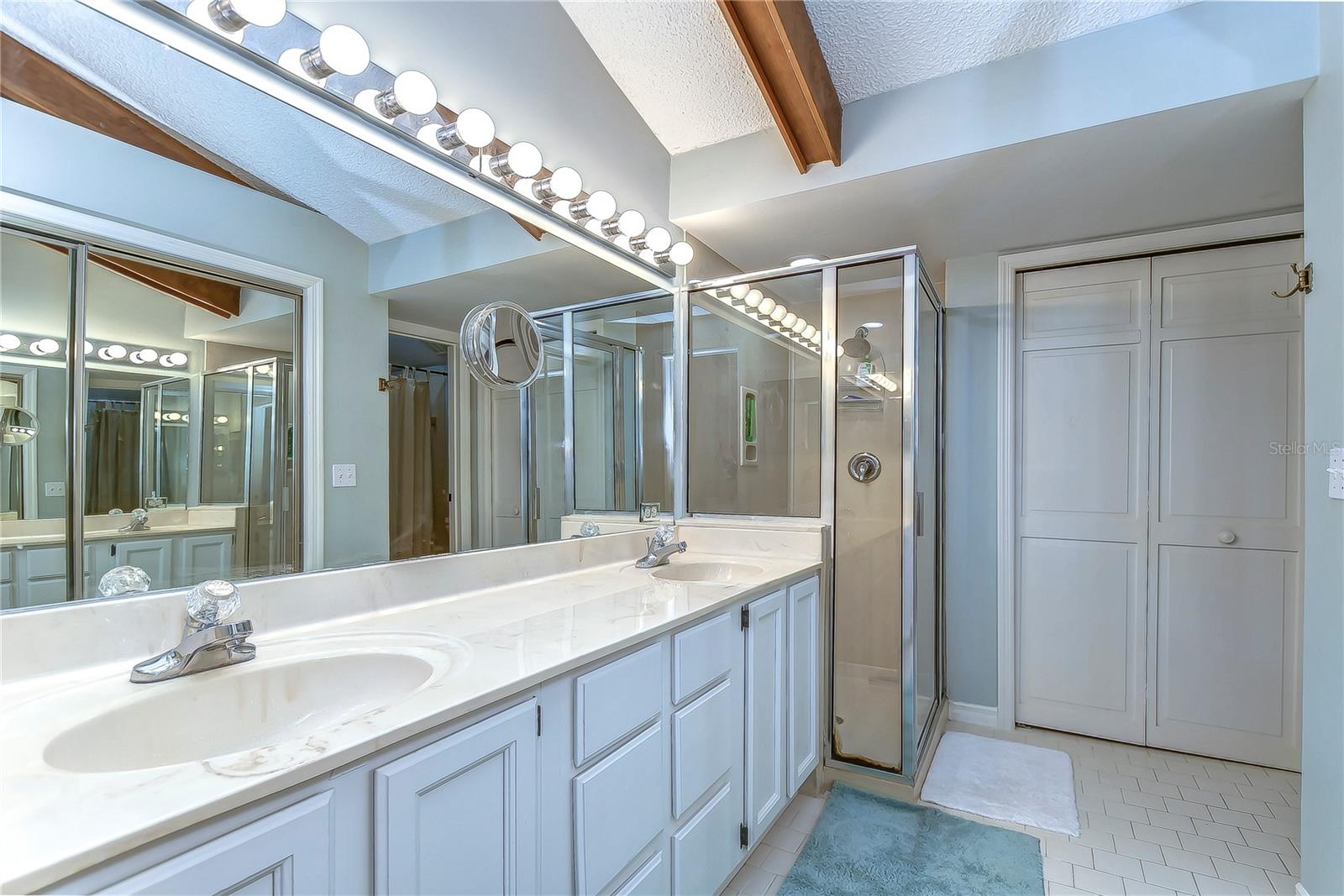 LAUREL OAKS AT COUNTRY WOODS CONDO - Residential
