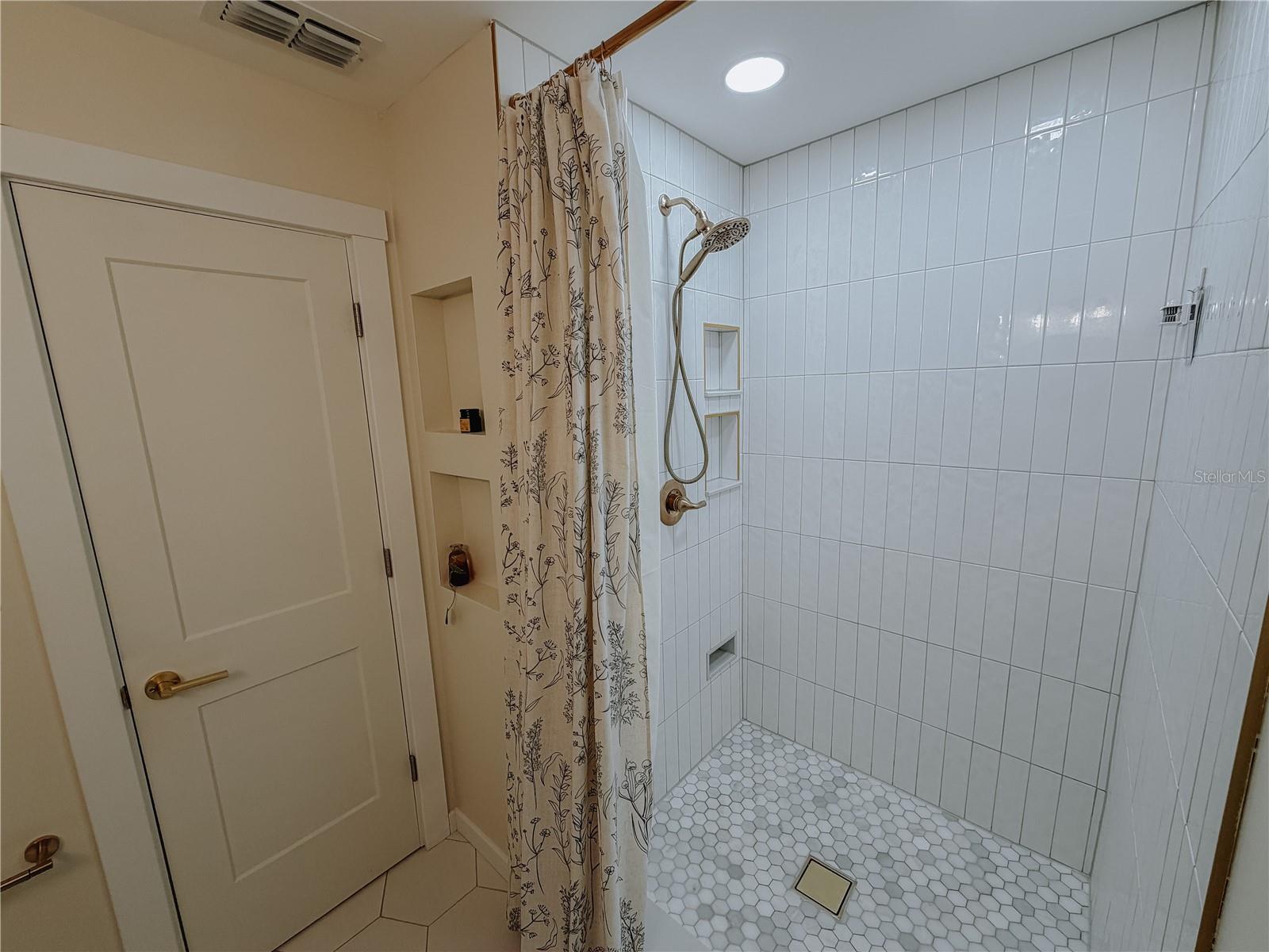 CRYSTAL LAKE PARK 1ST SEC - Residential