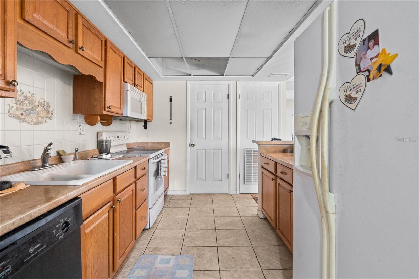 LAKESIDE VILLAGE 01 CONDO - Residential