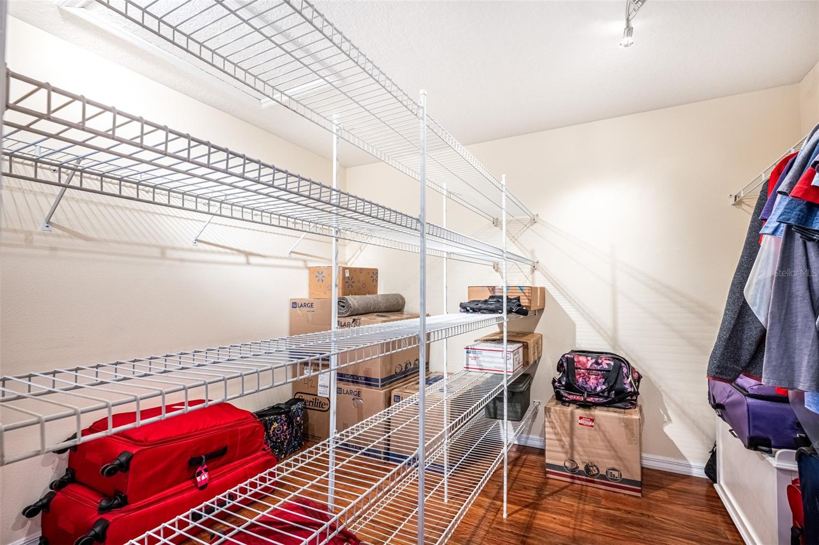 HIDDEN OAKS - Residential