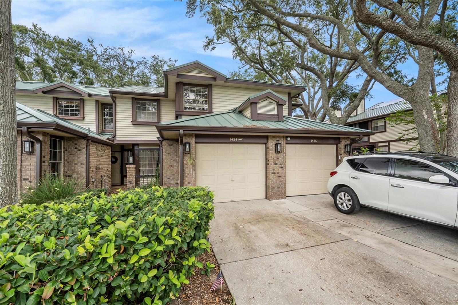 Charming 2-bed, 2.5-bath condo in the heart of Palm Harbor! This spacious end-unit features an updated kitchen, private patio, and access to a community pool. Located near top-rated schools, shopping, and beaches!