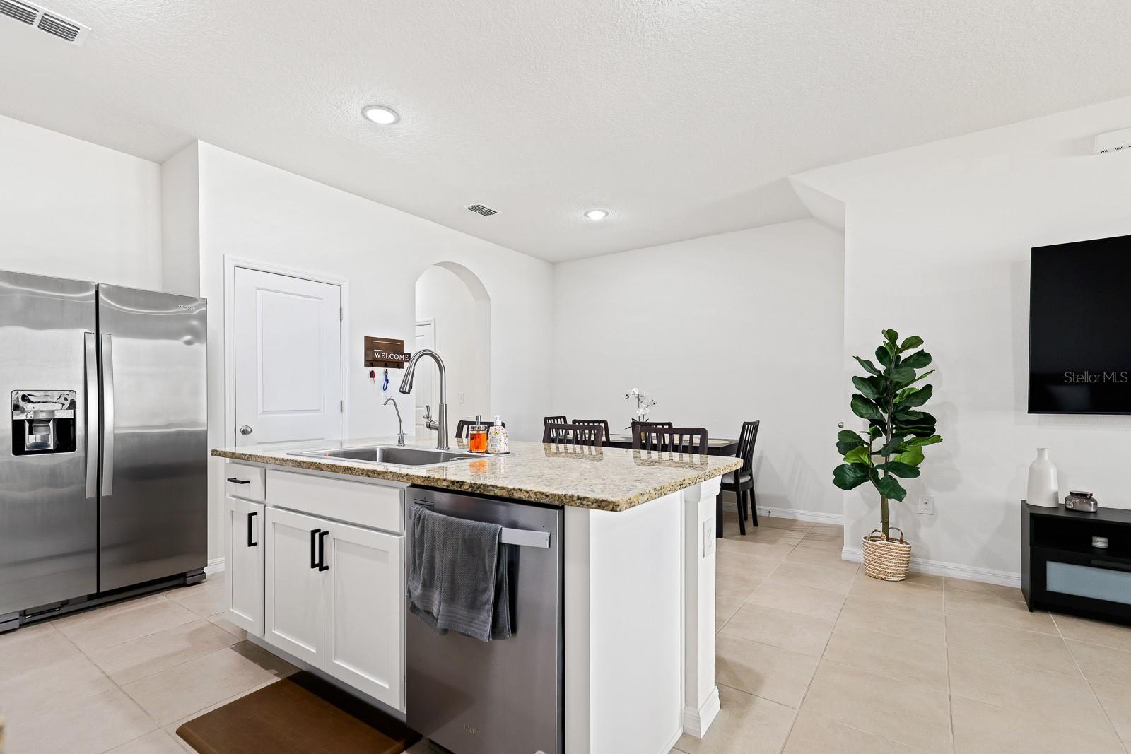 DISTRICT/BLOOMINGDALE - Residential Lease