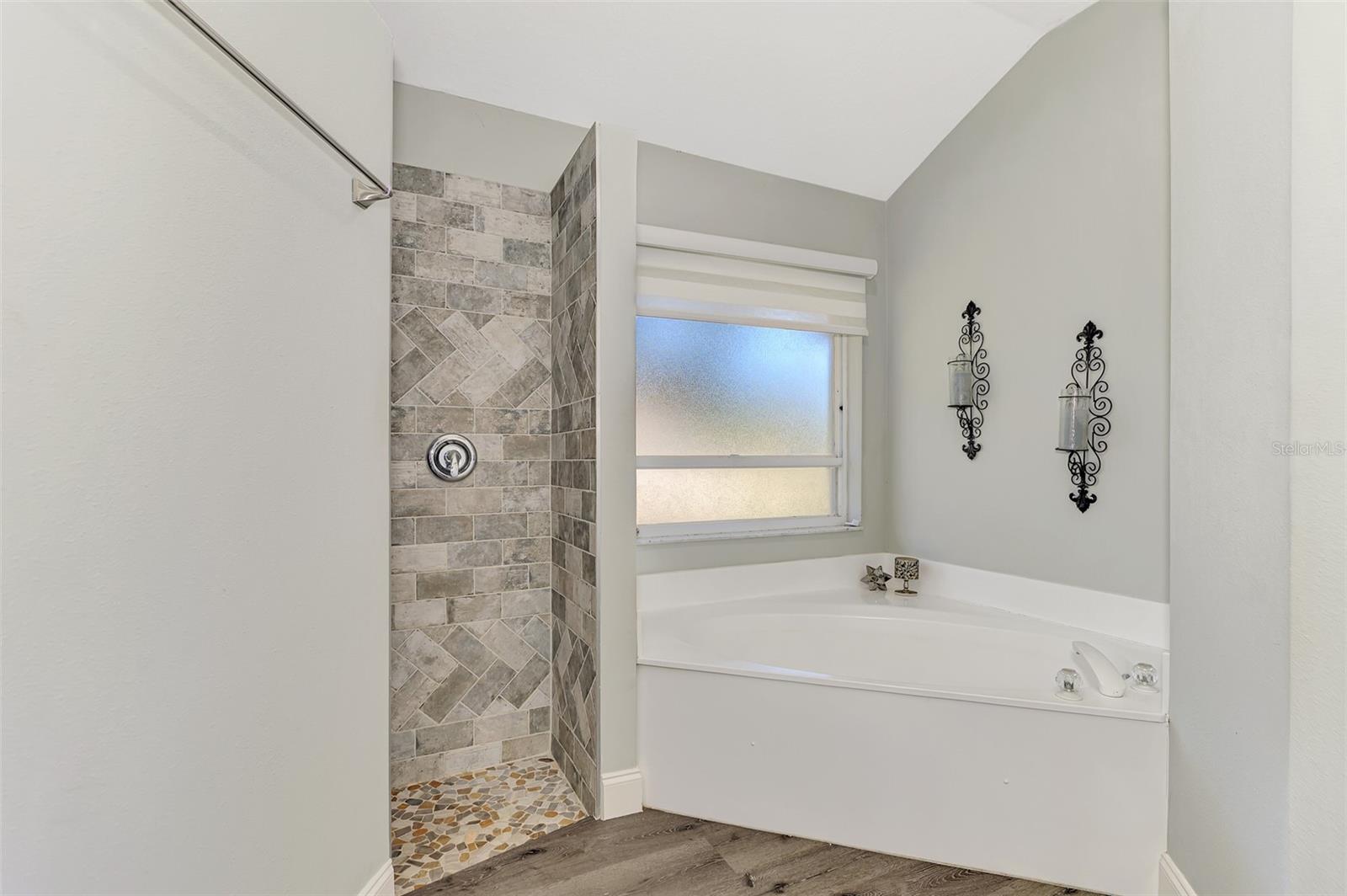 BAY OAKS ESTATES - Residential