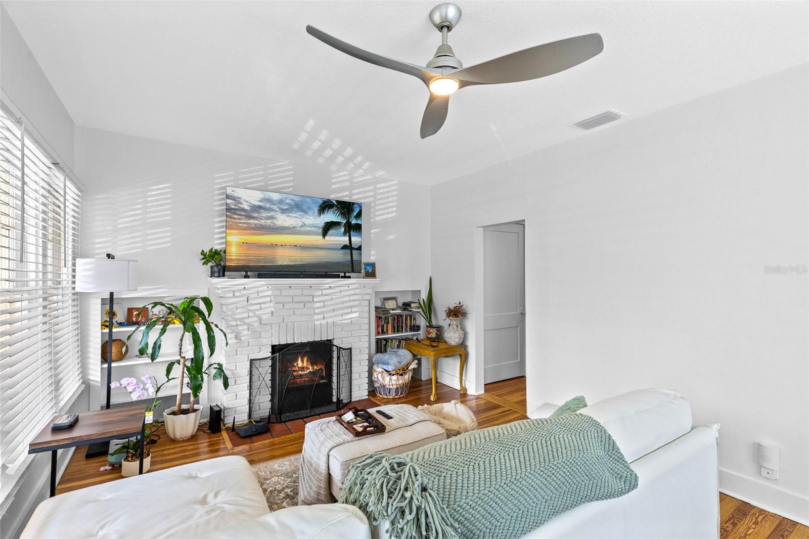 1409 E AMELIA STREET