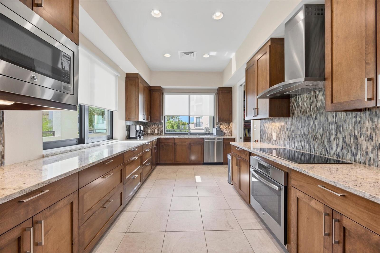 PLAYERS CLUB IV - Residential