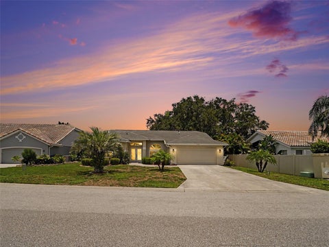 Photo of 5325 Gardens Dr, Sarasota, FL 34243 (MLS # TB8529419)