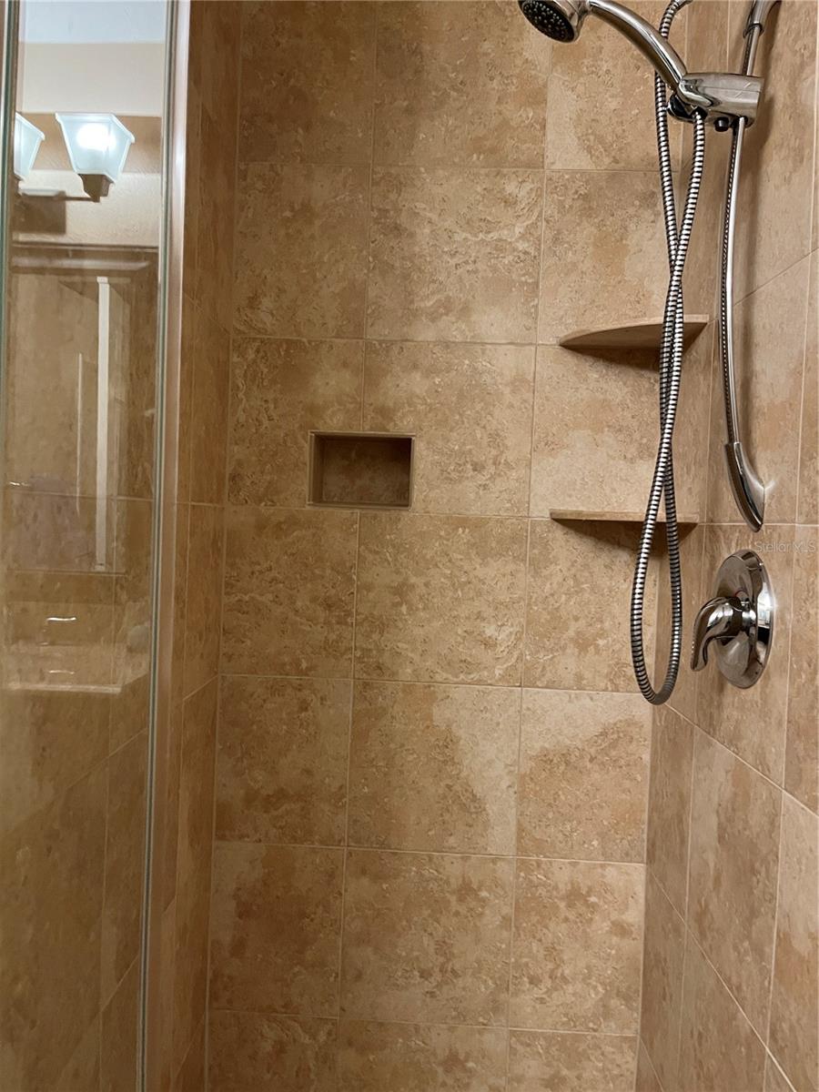 PLAZA DE FLORES - Residential Lease