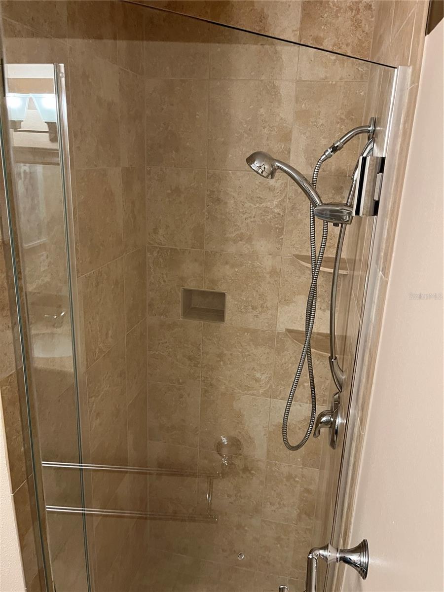 PLAZA DE FLORES - Residential Lease