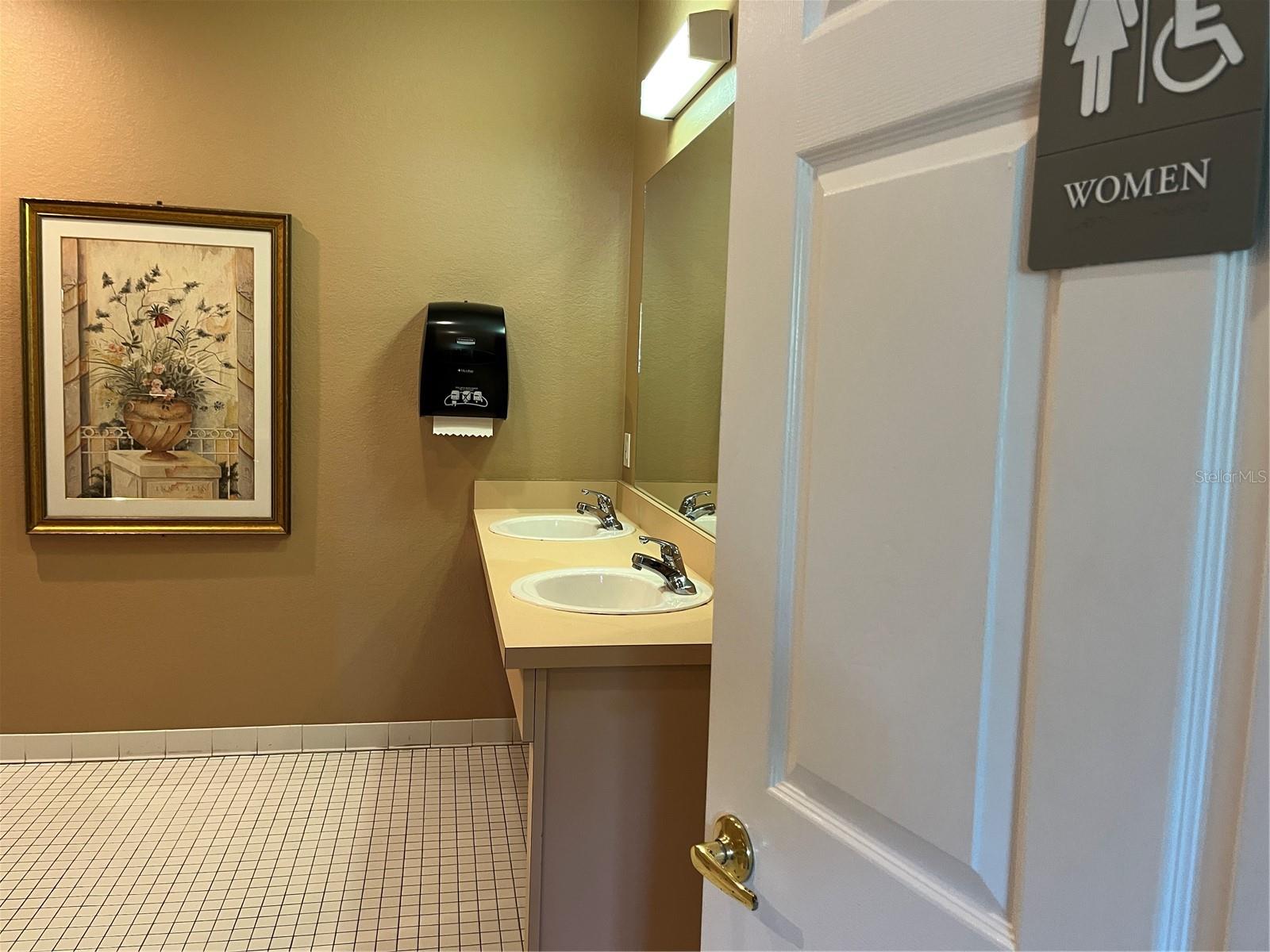 PLAZA DE FLORES - Residential Lease