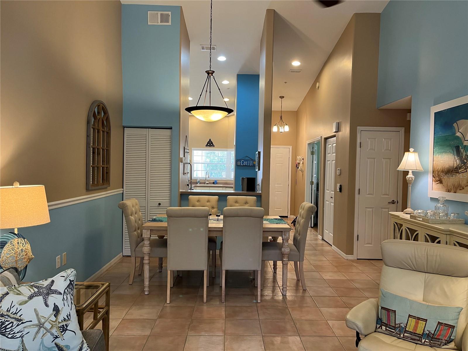 PLAZA DE FLORES - Residential Lease