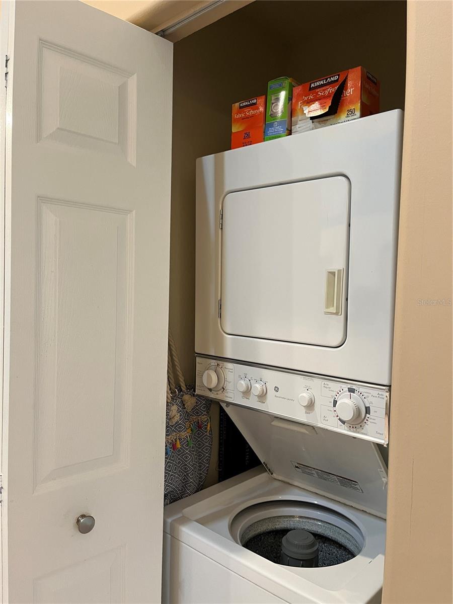 PLAZA DE FLORES - Residential Lease