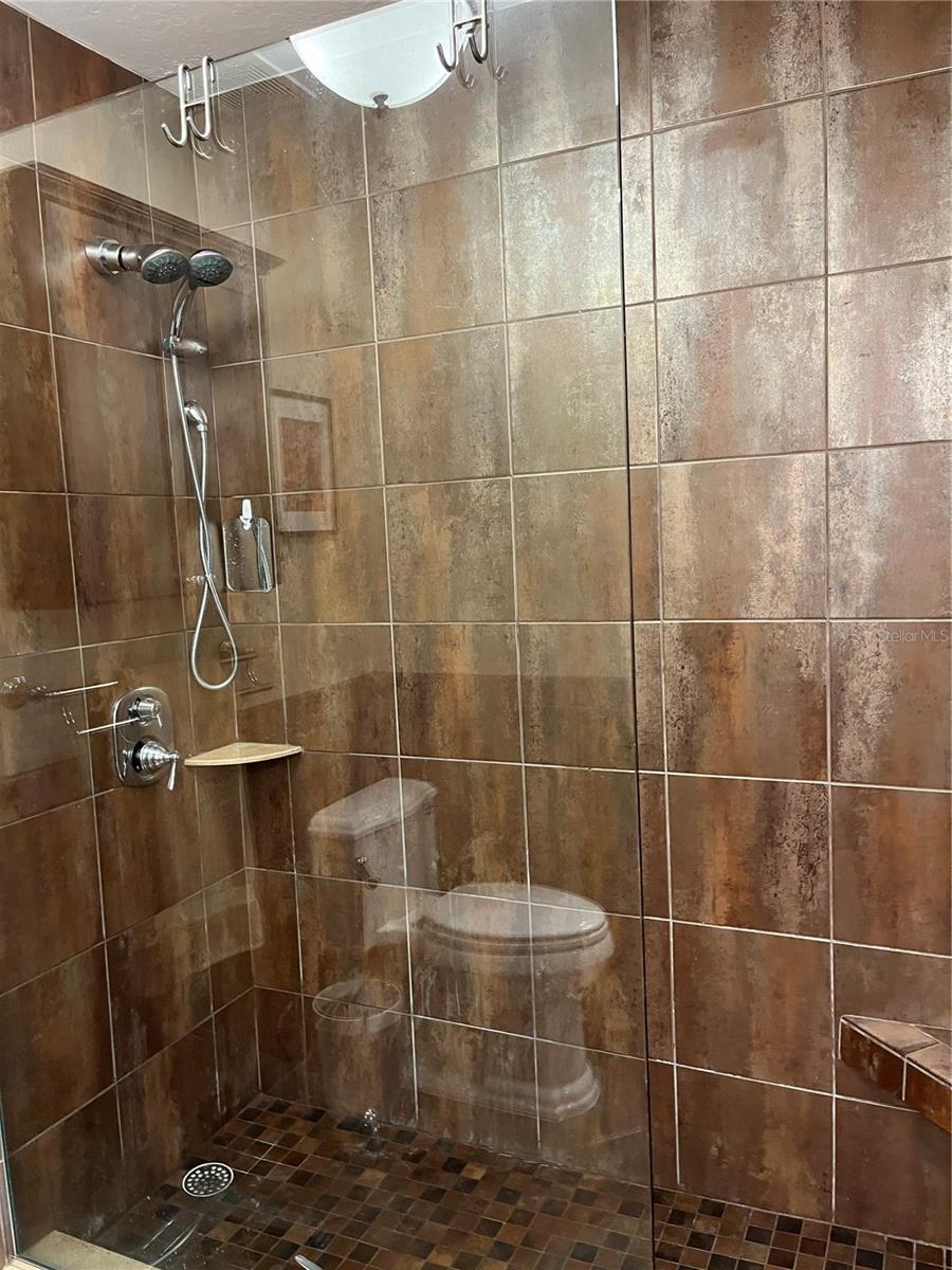 PLAZA DE FLORES - Residential Lease