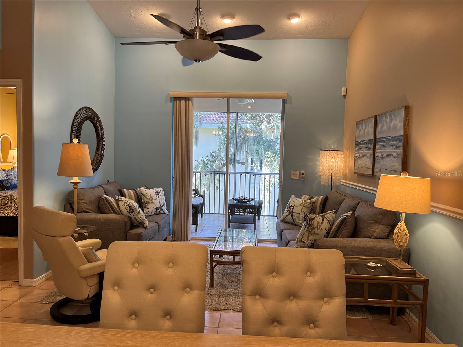 PLAZA DE FLORES - Residential Lease