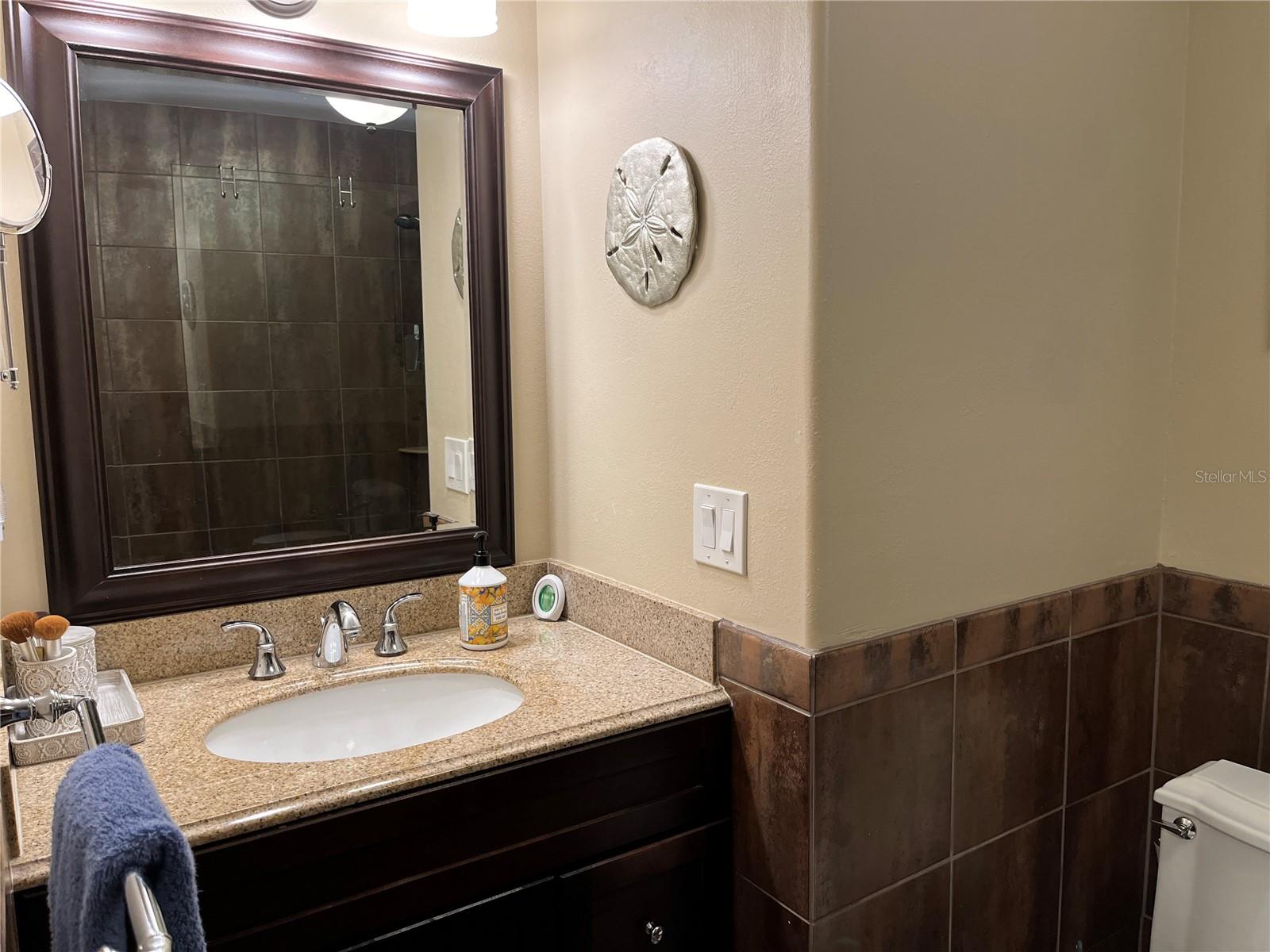 PLAZA DE FLORES - Residential Lease