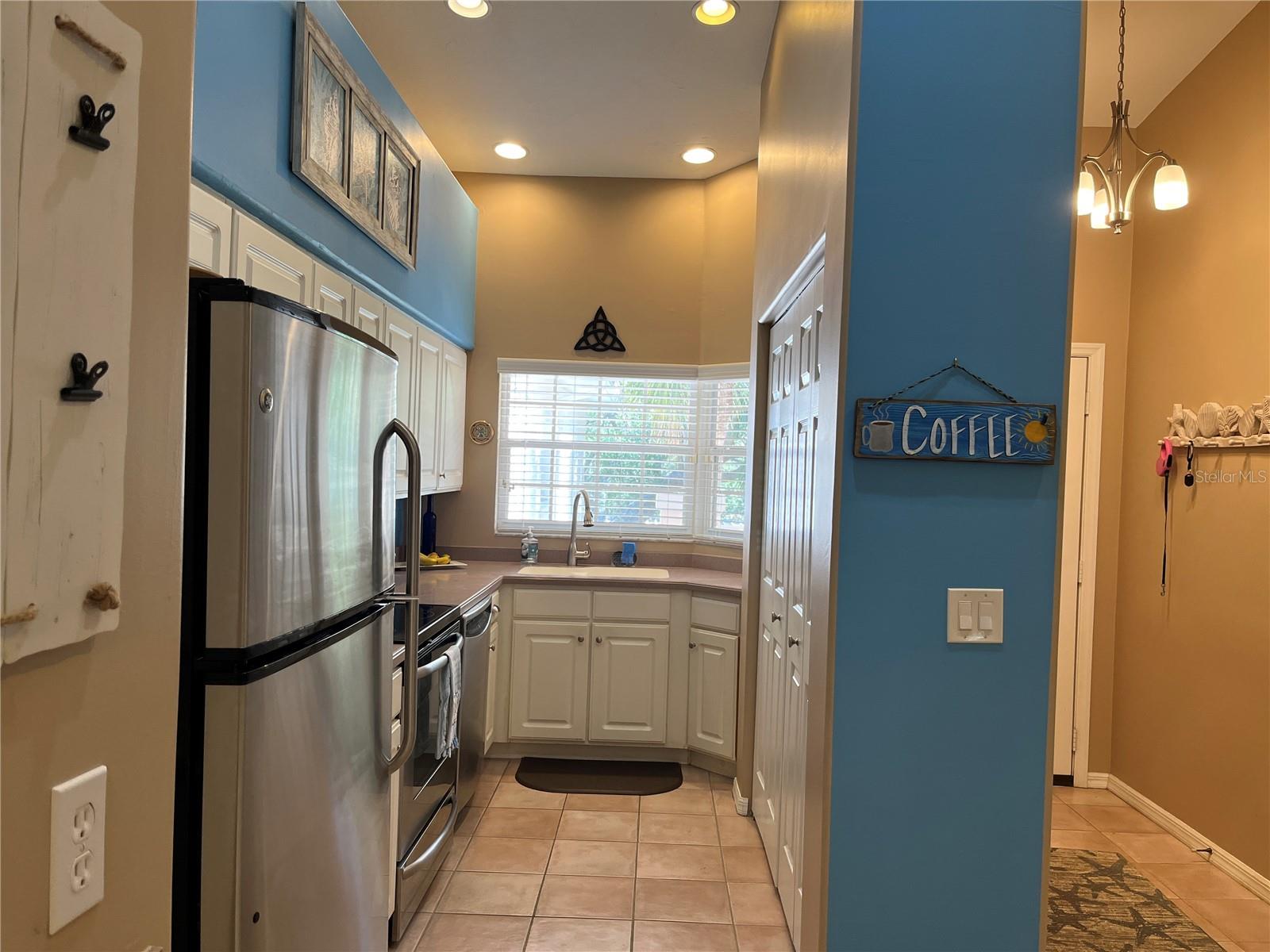 PLAZA DE FLORES - Residential Lease