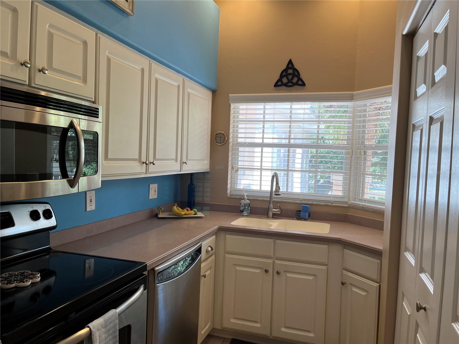 PLAZA DE FLORES - Residential Lease