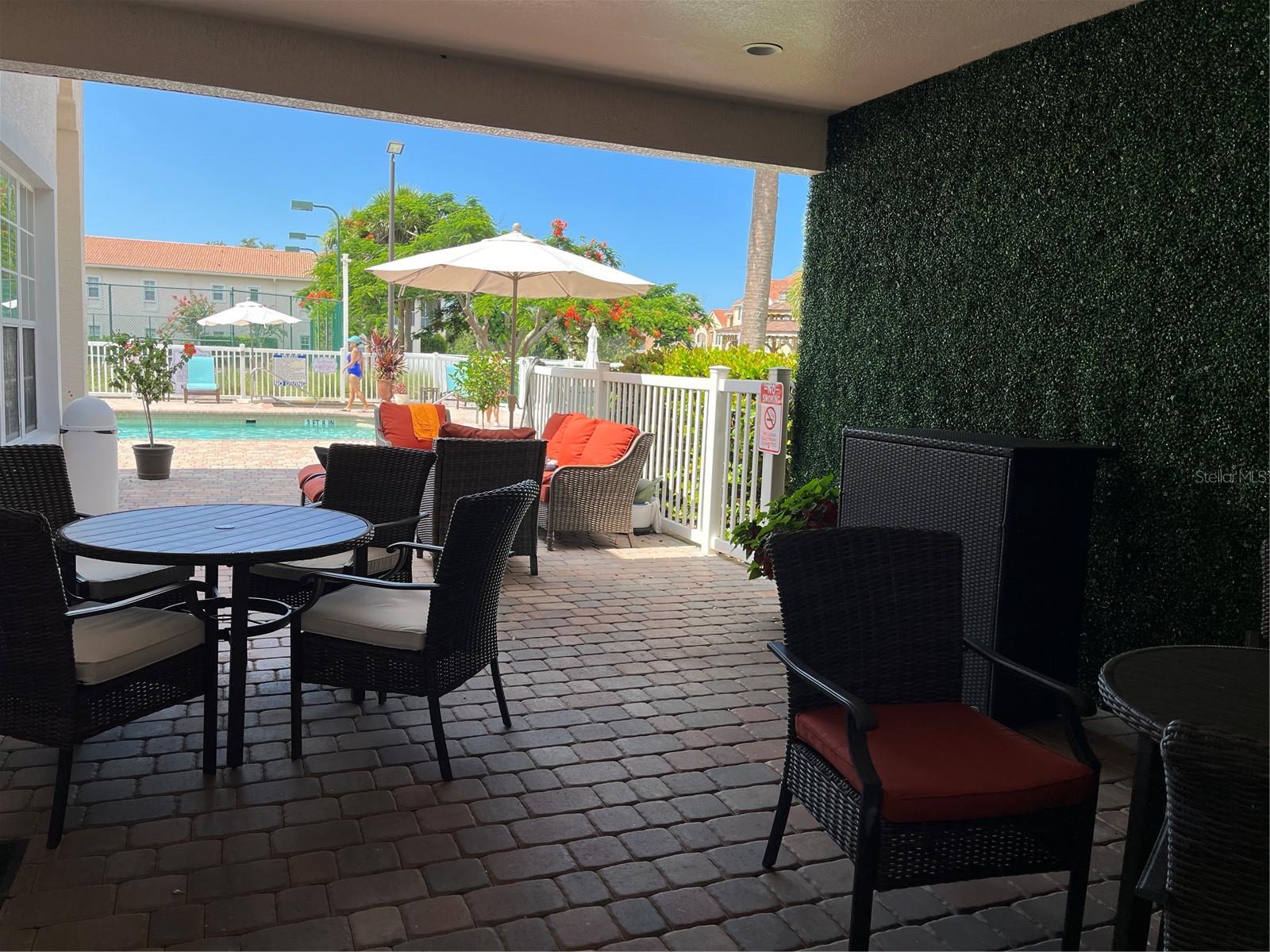 PLAZA DE FLORES - Residential Lease